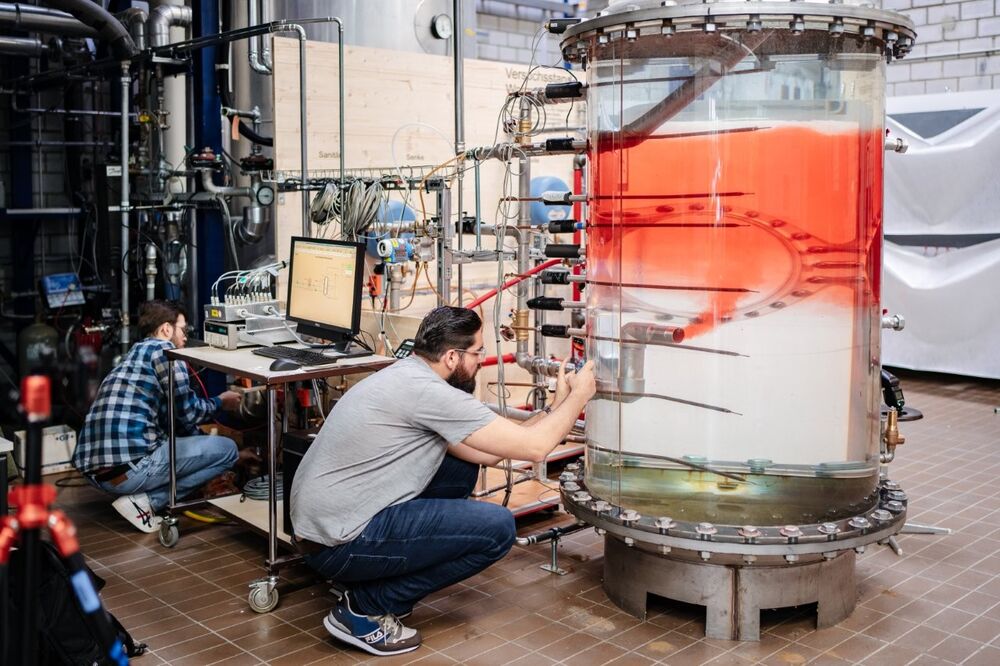 Mit dem transparenten Schichtspeicher lassen sich Strömungen und Schichtungen bei der Warmwasserspeicherung erkennen.